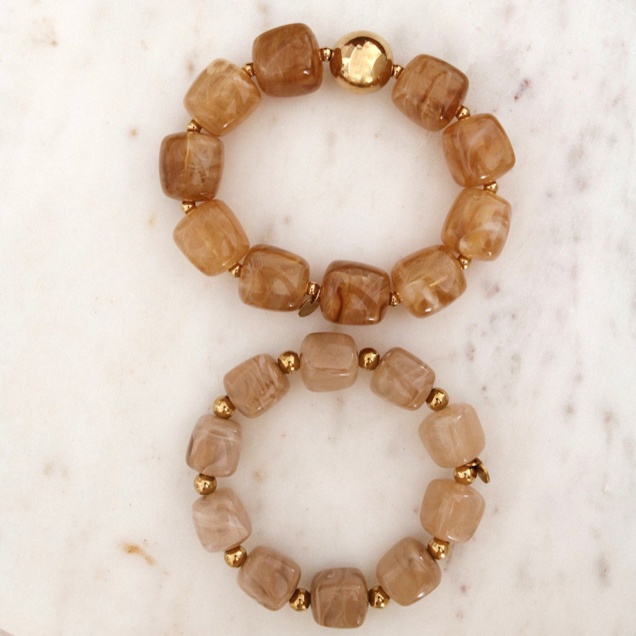 Bracelet Élastique Résine Marron & Perles  ✨
