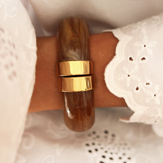 Jonc Résine Camel – Bracelet Ouvert avec Détails Dorés ✨