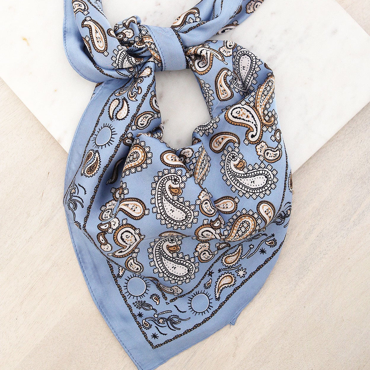 🧣 Carré 70x70 cm – Motif Cachemire Bleu & Beige 🌸