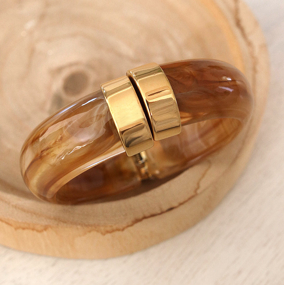 Jonc Résine Camel – Bracelet Ouvert avec Détails Dorés ✨