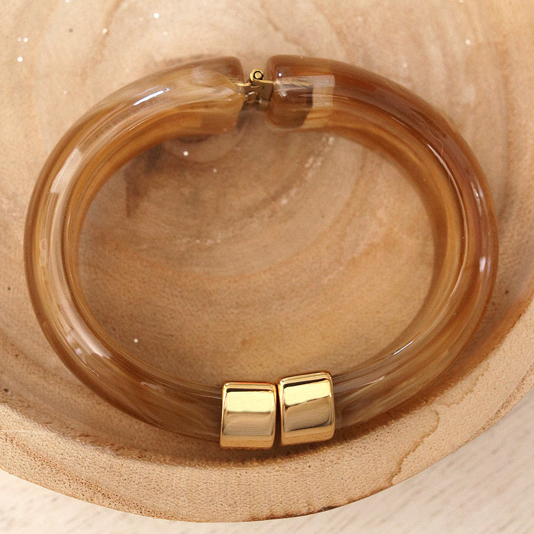 Jonc Résine Camel – Bracelet Ouvert avec Détails Dorés ✨
